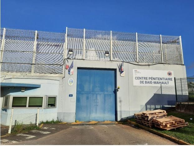 À Baie-Mahault, en Guadeloupe, les mineurs sont incarcérés dans un quartier jugé profondément inadapté par la contrôleure générale des lieux de privation de liberté.