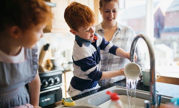 La loi du 7 février 2022, dite loi Taquet, a introduit la possibilité pour les employeurs de prévoir, par contrat, l’octroi d’un repos mensuel aux assistants familiaux.