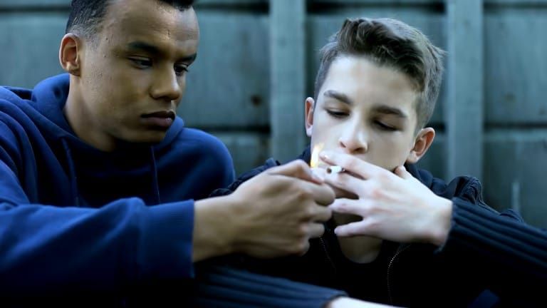 Les substances plus récentes, comme les cigarettes électroniques jetables, la chicha ou le protoxyde d’azote, inquiètent davantage les équipes