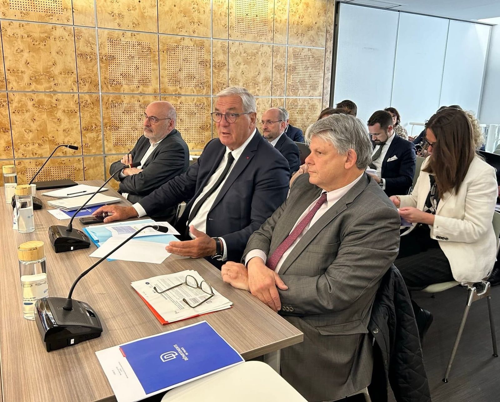 « Le financement de la solidarité doit être négocié entre l’État et les départements », estime Départements de France, présidée par François Sauvadet (au centre sur la photo).