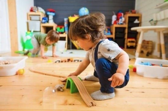 La démographie des assistantes maternelles inquiète : plus de 150 000 d'entre elles, soit près de la moitié de la profession, devraient partir à la retraite d'ici 2030.