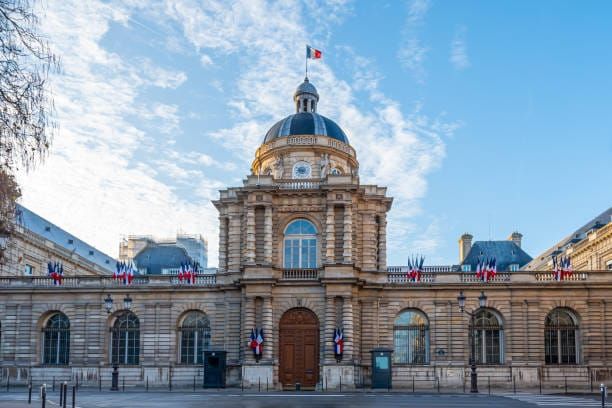 Derrière cette proposition de loi, une même question traverse les échanges : jusqu’où aller pour protéger les mineurs sans faire basculer le droit dans une logique de soupçon permanent ?