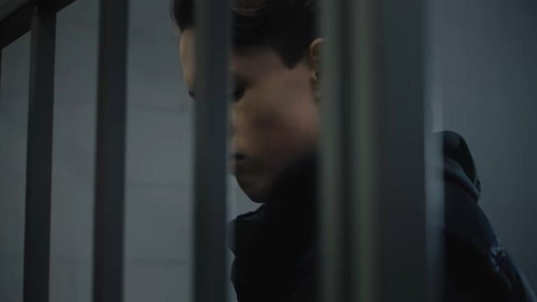 Les premiers jours de détention concentrent les fragilités. Julie Houdan parle d’un « choc carcéral » qui peut provoquer chez certains adolescents un véritable effondrement psychique.