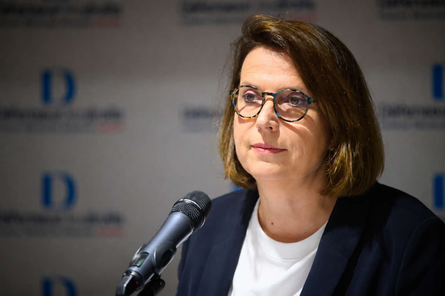 À quelques semaines de quitter ses fonctions, Claire Hédon signe un avis sans concession sur le projet de loi relatif à la protection des enfants.
