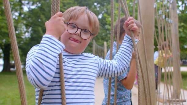 L'accueil d'enfants en situation de handicap dans les centres de loisirs soulève des difficultés de formation, de sécurité et d'accompagnement dans certaines communes.