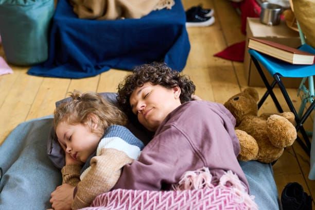 Hôtel, hébergement d'urgence, rue : selon l'UNICEF France et la FAS, près de 46 000 enfants seraient concernés.