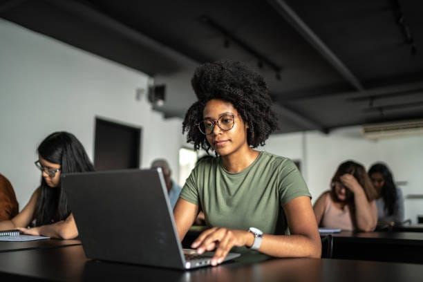 Les associations alertent sur les conséquences de la suppression des APL à partir du 1ᵉʳ juillet aux étudiants non européens et non boursiers.