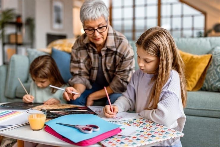 Le gouvernement refuse de repousser la limite d'âge des assistants familiaux, mais accepte que les enfants déjà confiés restent auprès d'eux après 70 ans.