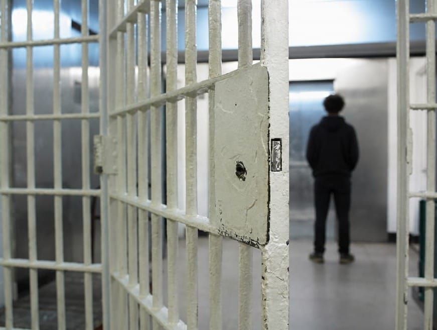 Placements, obligations, ruptures familiales et manque de relais : pour les mineurs détenus, la sortie de prison ressemble souvent à une autre forme d'enfermement.