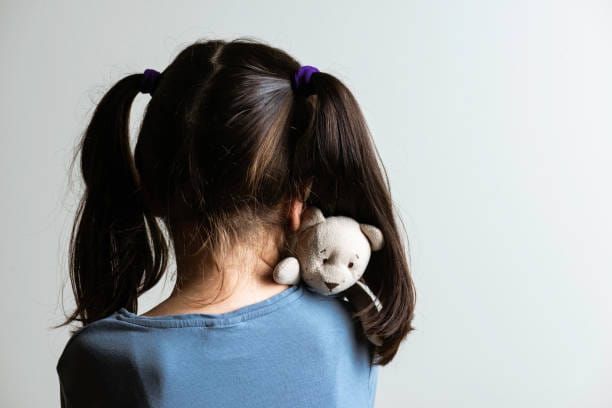 Un rapport parlementaire met au jour les défaillances de la chaîne judiciaire face à l'inceste parental et appelle à une refonte de la protection des enfants victimes