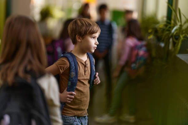 Là où l'école et la protection de l'enfance travaillent ensemble, les enfants confiés décrochent moins : un rapport de l'ONPE publié le 30 juin le démontre.