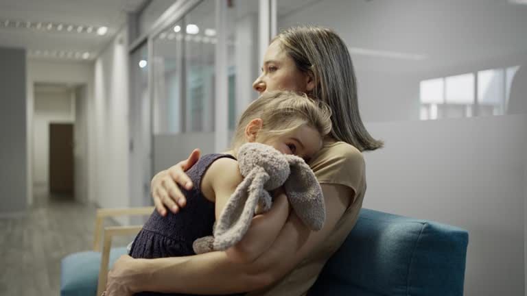 Une proposition de loi veut supprimer le délit de non-représentation d'enfant, jugé responsable de poursuites visant principalement des mères ayant signalé des violences incestueuses.