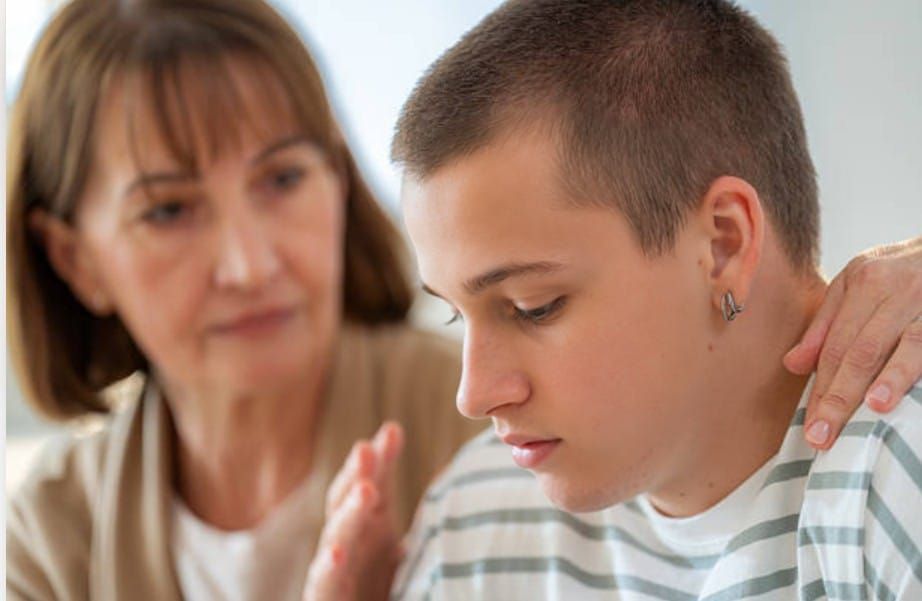 Les traumatismes des enfants peuvent éprouver les équipes, que la formation, l’entraide et la réflexion collective contribuent à protéger.