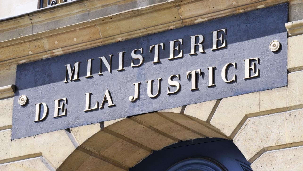 Face aux 85 047 plaintes recensées pour violences sexuelles sur mineurs, le ministère de la Justice durcit le suivi des enquêtes, mais ne chiffre toujours ni les effectifs ni le budget nécess