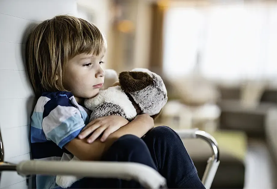 Le meurtre d’un parent par l’autre bouleverse durablement la vie des enfants et soulève des enjeux judiciaires, éducatifs, matériels et psychologiques.