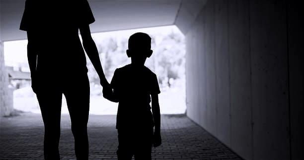 Dans la nuit du 18 au 19 août 2026, 2 355 enfants sont restés sans solution d’hébergement après un appel au 115, un niveau record et en hausse de 42 % depuis 2022.