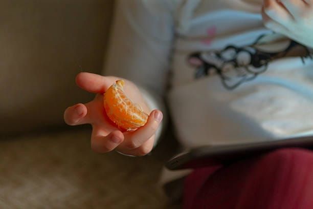 La réapparition du scorbut chez des enfants alerte sur les carences nutritionnelles, alors que la précarité alimentaire touche un nombre croissant de familles.