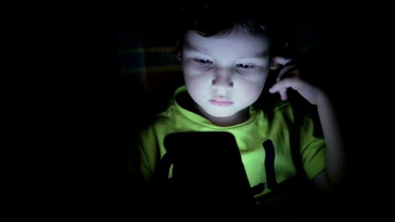Face à la transformation numérique des violences sexuelles contre les enfants, la Ciivise formule onze recommandations pour renforcer la prévention, les enquêtes et la sécurité des mineurs en