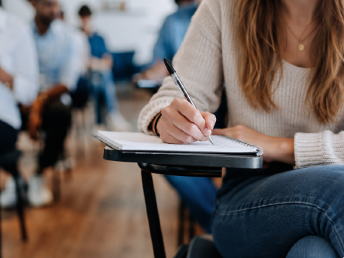 La FNEMS alerte sur le coût de la rentrée des étudiants en travail social, marqué par de fortes disparités selon les formations et les territoires.