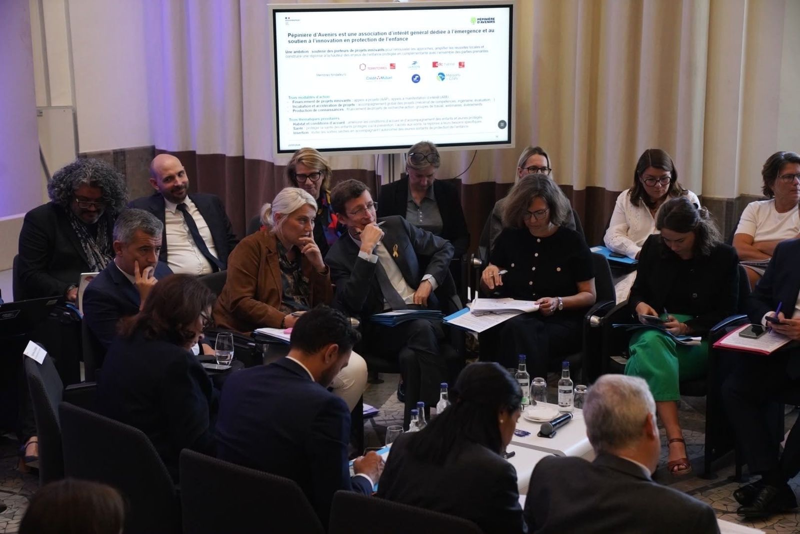 Le 22 septembre, le deuxième comité stratégique de refondation de la protection de l'enfance a réuni huit ministres, qui ont présenté leurs avancées face à un secteur toujours en attente de m