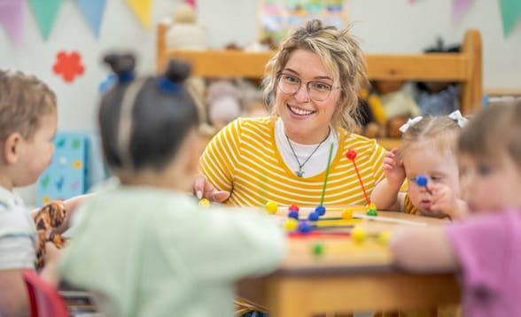 Le gouvernement annonce 90 millions d’euros sur deux ans pour soutenir les crèches, renforcer l’accueil individuel et préserver l’offre de garde face aux difficultés du secteur.