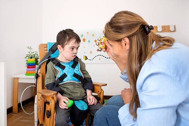 Depuis le 1er septembre 2026, les ESSMS accompagnant des enfants handicapés doivent contrôler l’honorabilité des professionnels et bénévoles avant leur prise de fonction.