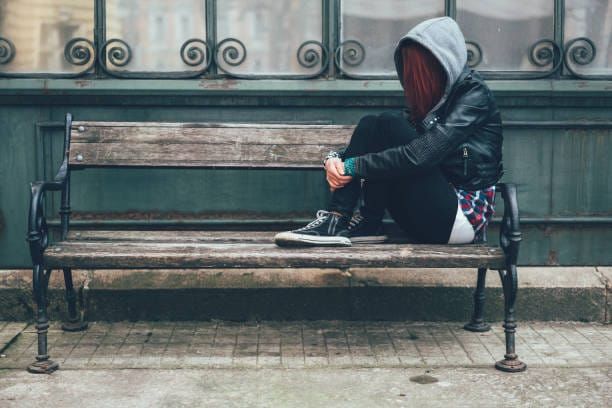 Entre 2018 et 2025, les adolescentes et jeunes femmes recourent de plus en plus aux soins psychiatriques, , avec un écart croissant avec les garçons
