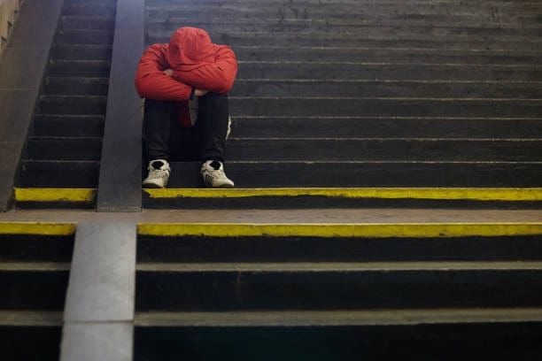 Cinq réseaux associatifs proposent dix mesures pour enrayer la crise du logement des jeunes et sécuriser leur autonomie.