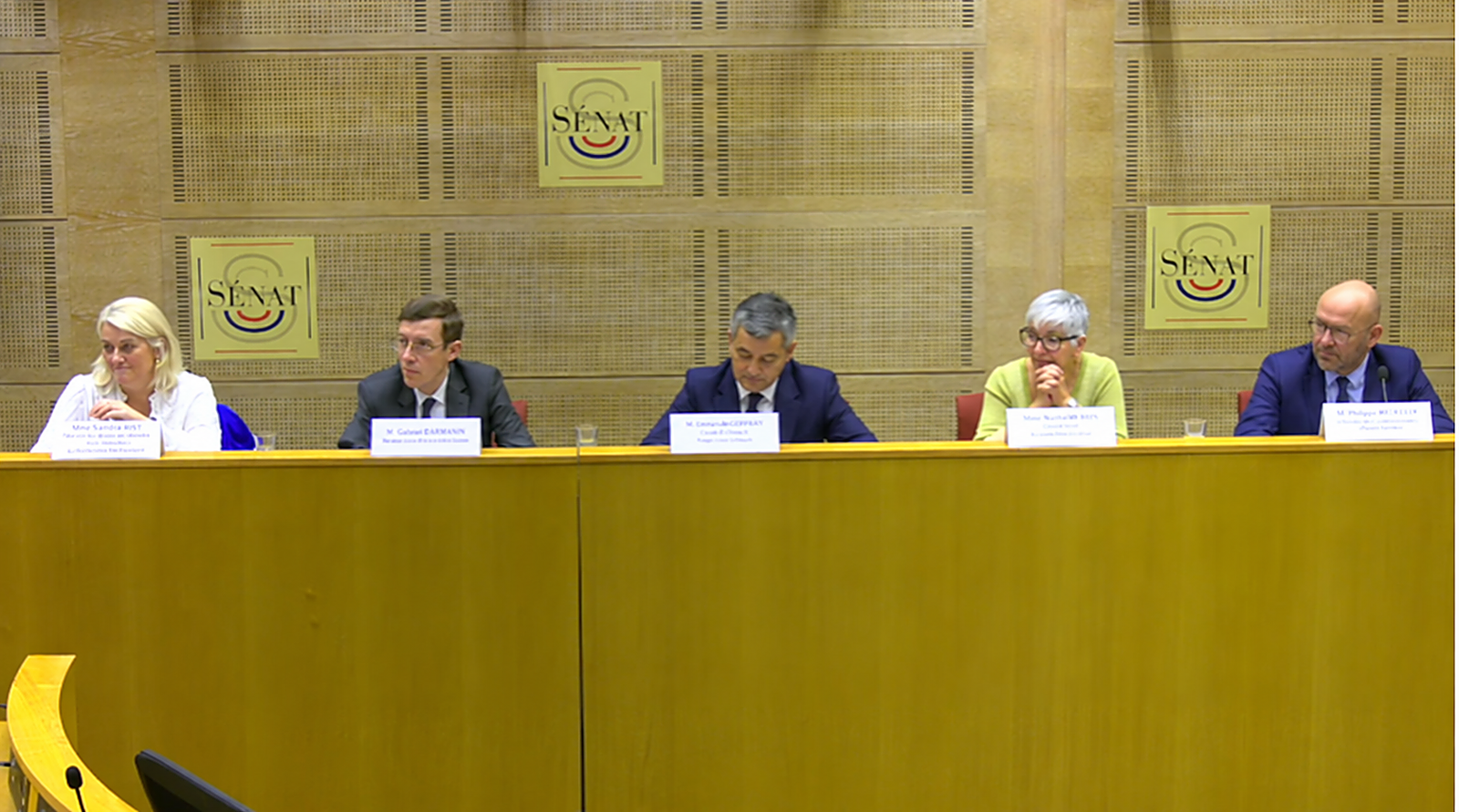 (de gauche à droite) Stéphanie Rist, Édouard Geffray  et Gérald Darmanin ont défendu, le 20 octobre au Sénat, leur projet de loi sur la protection des enfants, face aux critiques sur ses lacu