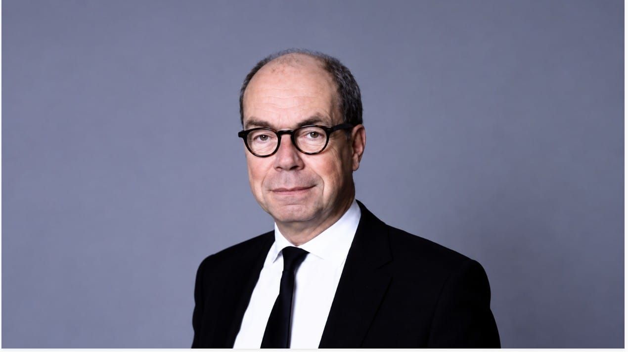 Pierre Coppey, ancien président de Vinci Autoroutes, a été choisi par Emmanuel Macron pour succéder à Dominique Simonnot, sous réserve de l’avis du Parlement. 