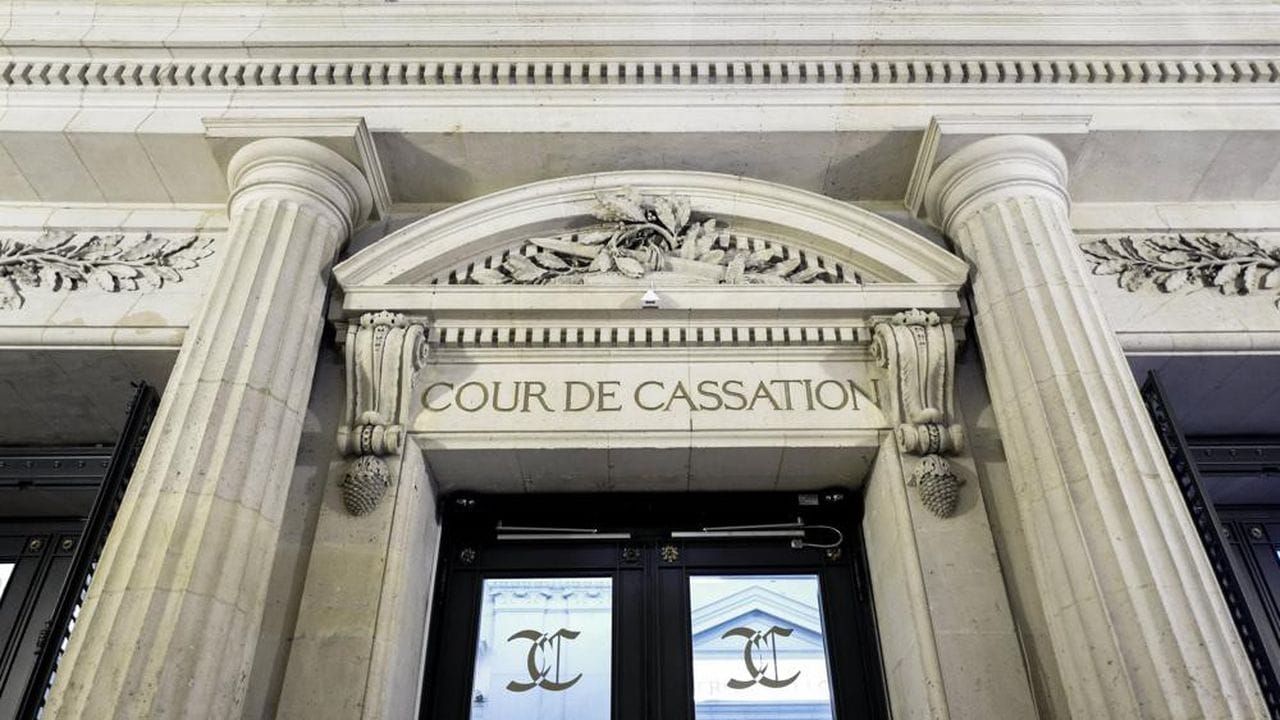 La Cour de cassation libère un mineur accusé d'assassinat car sa détention avait été prolongée sans loi. 