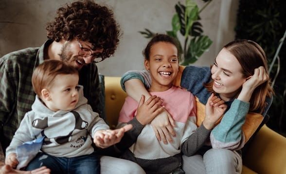 Alors que les assistants familiaux se font plus rares, le Gouvernement mise sur l’assouplissement de l’agrément, l’accueil relais et un diplôme rehaussé, sans annoncer de revalorisation de le