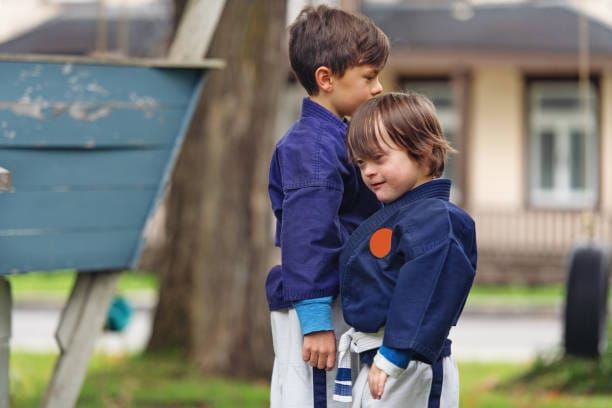 Grandir avec un frère ou une sœur en situation de handicap expose dès l’enfance à des responsabilités et à des difficultés encore peu reconnues, souligne une étude de l’Unapei.