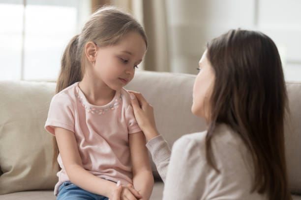 Un guide du Haut-commissariat à l’Enfance apprend aux professionnels à repérer les violences, à recueillir la parole d’un enfant et à alerter sans attendre de preuves.