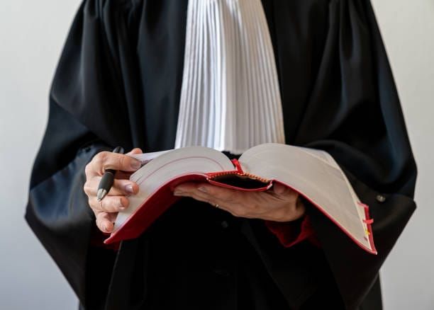 Débordés et sollicités pour pallier les carences des autres services, les juges des enfants peinent à protéger les mineurs tout en garantissant les droits des familles.