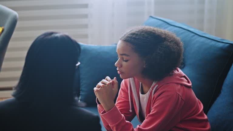 La santé mentale des jeunes se joue autant dans leurs conditions de vie que dans le soin, et dans la capacité des adultes à les entendre au sein d’une offre devenue illisible.