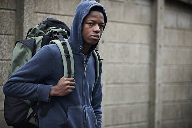 Faute de présomption de minorité en droit français, les jeunes migrants non reconnus mineurs perdent leur hébergement, et leur prise en charge par l’ASE pendant un recours dépend du juge