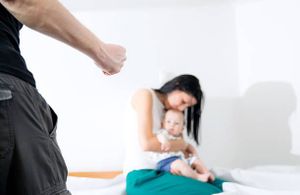 Violences conjugales : l’aide financière d’urgence aux victimes adoptée définitivement au Parlement