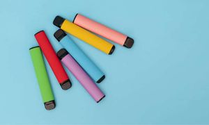 Le gouvernement va interdire les cigarettes électroniques "puffs" en vogue chez les adolescents