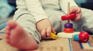 Projet de loi "plein emploi" : la CMP réintroduit l'article instaurant le service public de la petite enfance