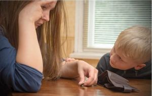 Familles monoparentales précaires : l’Assemblée nationale vote une aide de 115 à 200 euros pour Noël
