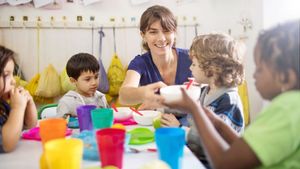 Dès la rentrée 2024, l’État prendra à sa charge la rémunération des AESH sur la pause méridienne