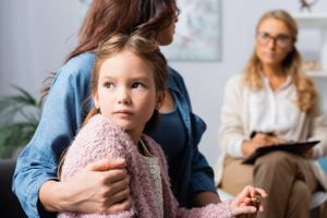 Protection de l'enfance : la CNAPE publie une fiche sur les « visites en présence d’un tiers »