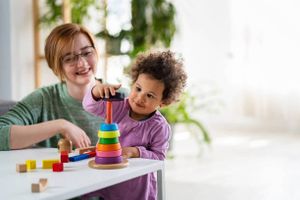 Assistantes maternelles : l’érosion d’un pilier de la petite enfance
