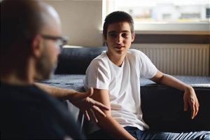 Faut-il revoir le statut des familles d’accueil de la PJJ ?