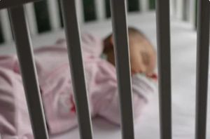 Bébés en prison : 26 enfants derrière les barreaux, pour quel coût ?