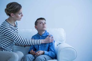 « Trop de familles continuent de rencontrer des difficultés » : le bilan à mi-parcours de la stratégie nationale TND 2023-2027