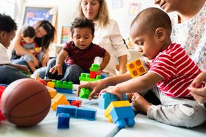 Petite enfance : la FAS pointe un système d’accueil qui pénalise les familles précaires