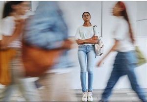 Jeunes majeurs sortant de l'ASE  : l'État répartit près de 50 M€ entre les départements