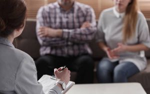 « Fragiliser la profession » : la FENAMEF s'alarme pour le diplôme d'État de médiateur familial